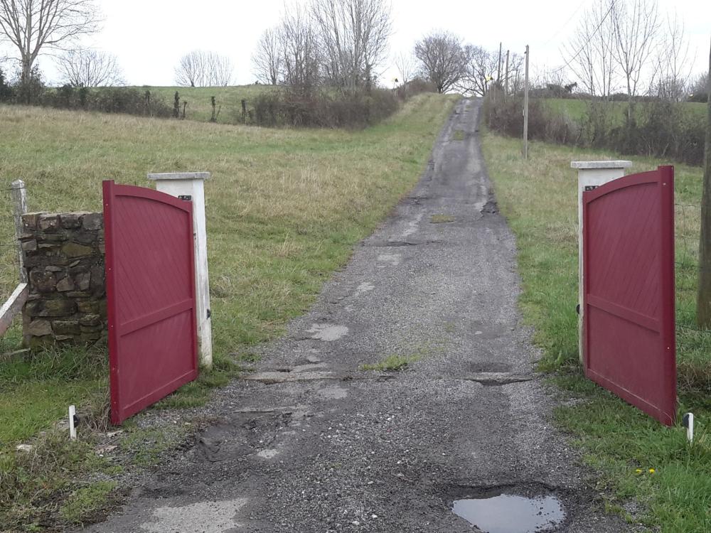portail battant rouge